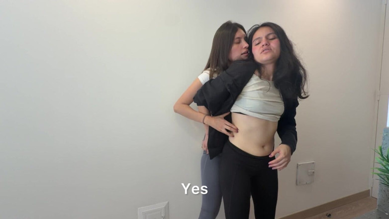 scarlettandc: We kussen terwijl we onze leggings wrijven