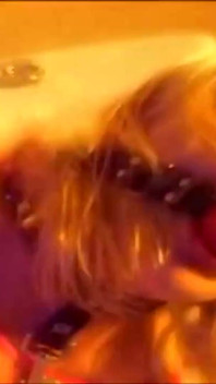 Gorąca blondynka dostaje się w dzikie bdsm i jebanie w trójkącie
