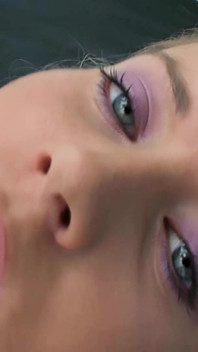 Bonita loira menina goza de grande consolo e pau duro em sua buceta escancarada