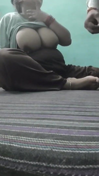 Pemilik rumah bercinta dengan tamu - muncrat di memek