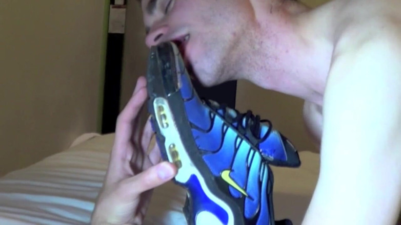 Sneaker gay: Twink with and feet and foot addiction