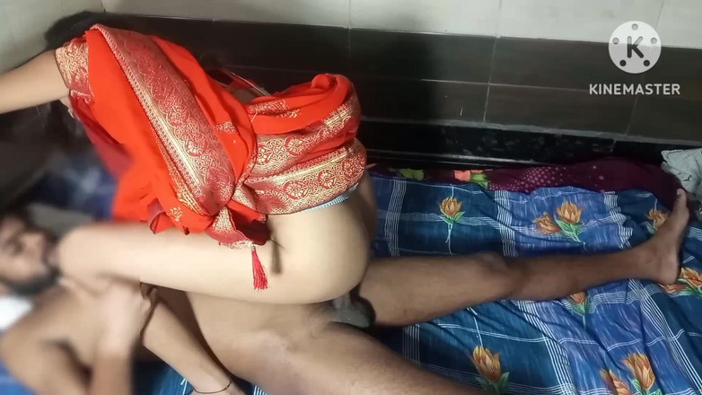 Shivanibaby: Dopo aver ottenuto un Sari come regalo, la donna indiana...