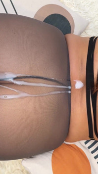 MILF se masturba para namorado mais velho em sua meia-calça e recebe seu esperma na bunda dela