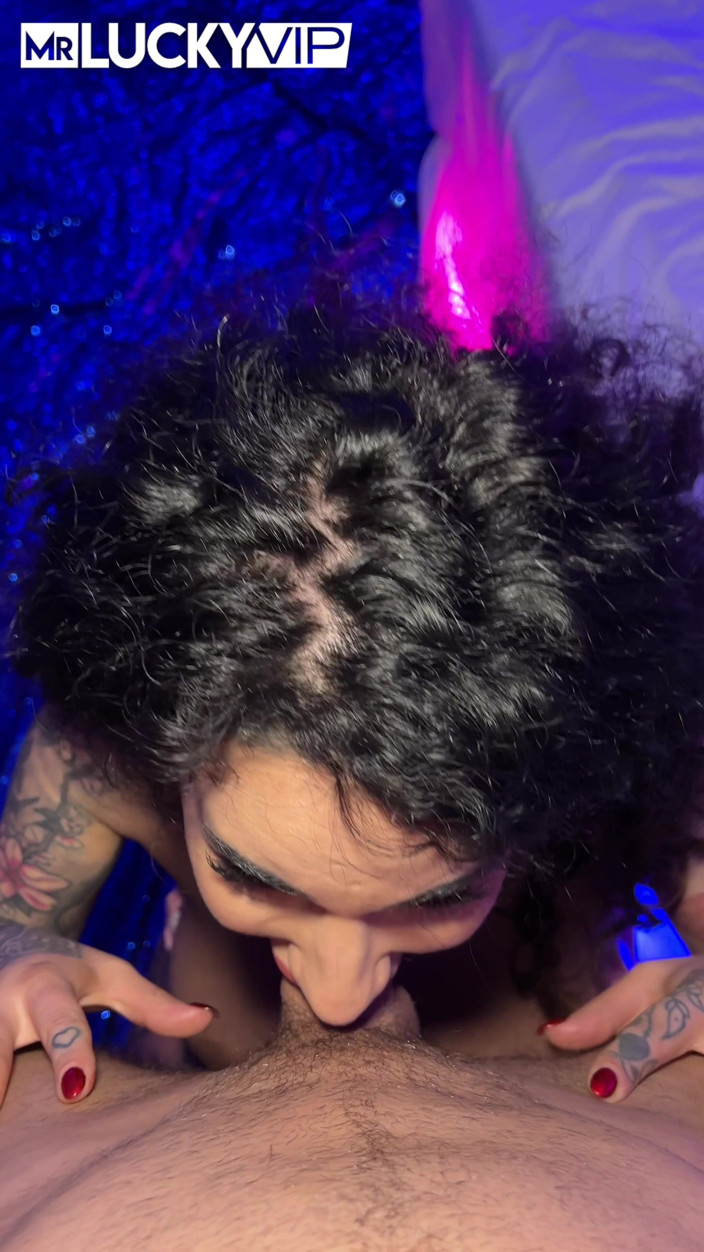 Mr Lucky VIP: 바이브레이터와 애널 섹스를 즐기는 Arabelle Raphael