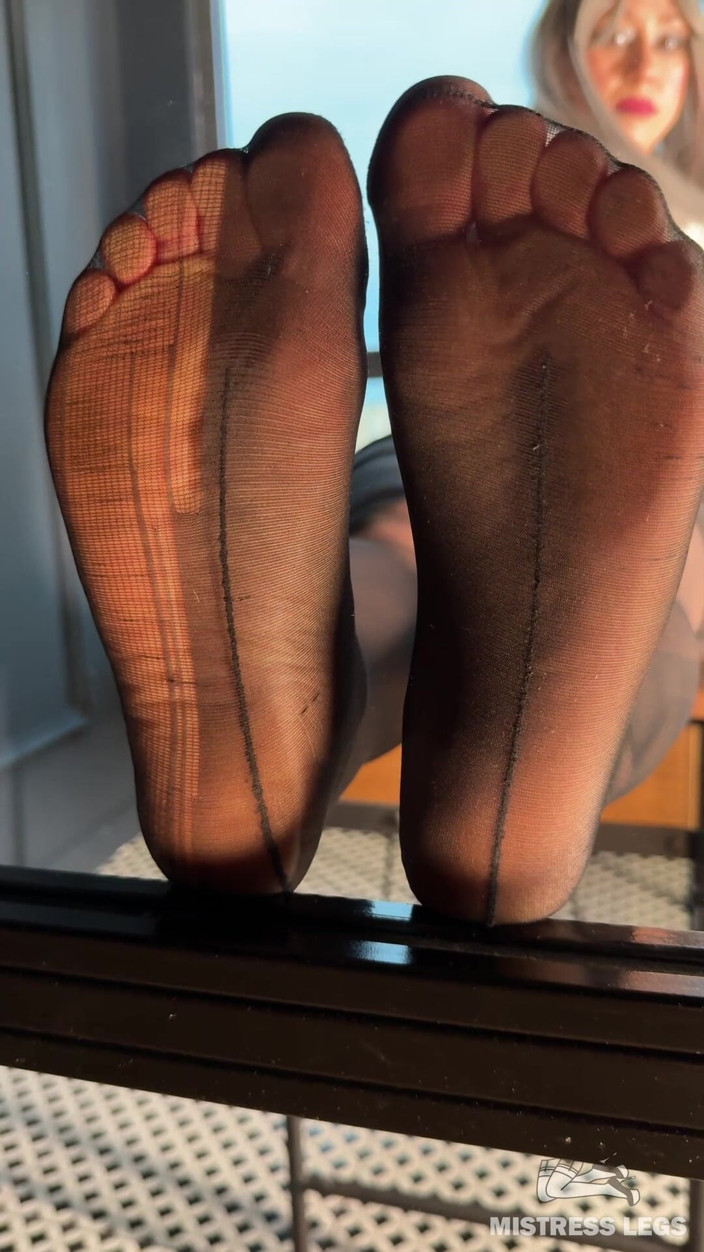 Mistress Legs: Schau zu, wie ich dich mit meinen zerrissenen nylonfüßen durch...