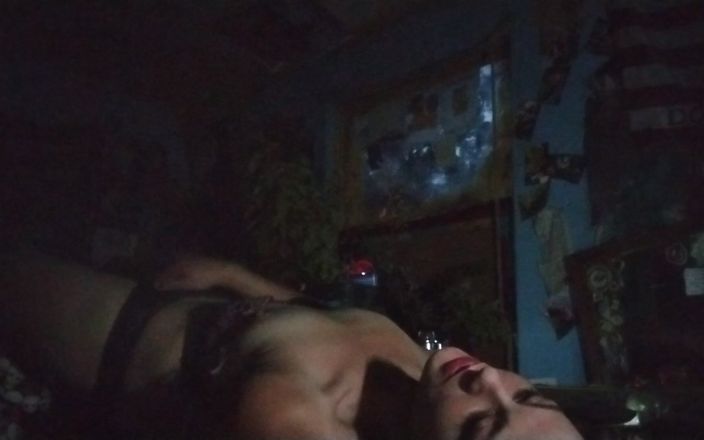 Freakshowsuckerr: Frumoasa brunetă se joacă cu ea pe canapea