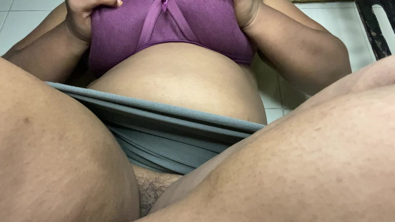 Angoori: Heel schattig sexy meisje vingert haar poesje mms