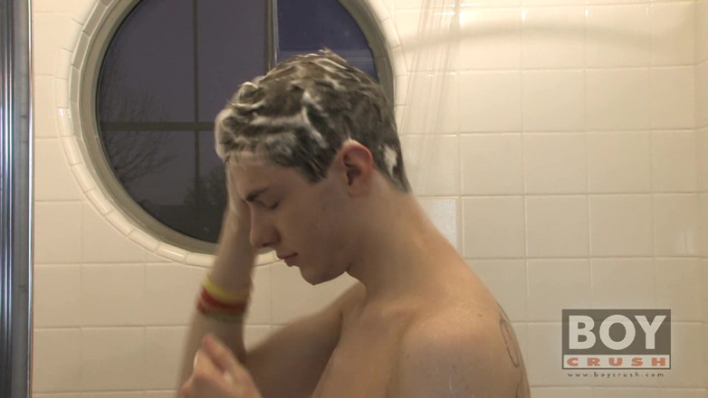 Boy Crush: Keith lagi mandi