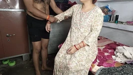 Hari ini abang iparku mergokin aku, bikin aku dan ngentot pantatku dari belakang.