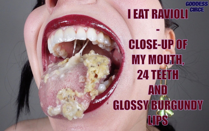 Goddess Circe: Saya makan ravioli - close-up mulut, 24 gigi dan bibir mengkilap merah...
