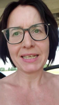 Naken springer under motorvägen utomhus