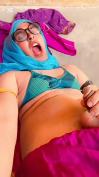 Schöner hijabi-transgender pinkelt in den mund