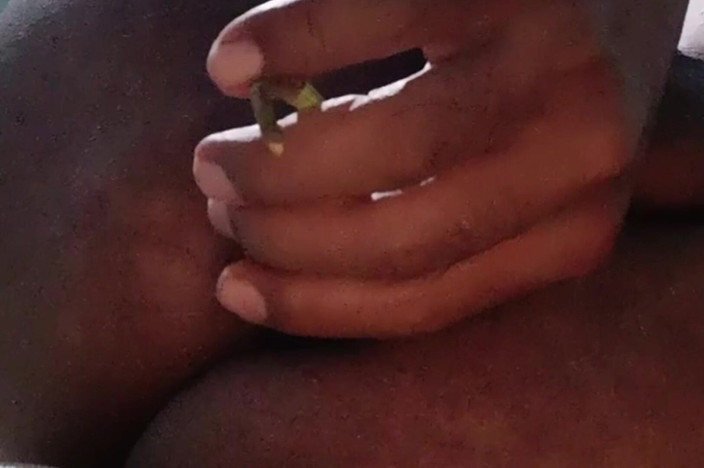 Renata Himalaya: Je me masturbe avec des aubergines pour me déchirer l’anus