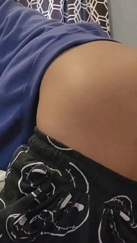 Sissy jongen stopt een dildon op zijn kont als hij alleen thuis is.