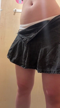 Osservazione in camerino di una giovane donna rossa