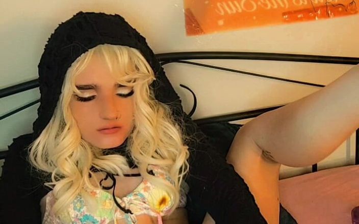 Moondrugz: La bionda riempie di crema tutti i suoi giocattoli con...