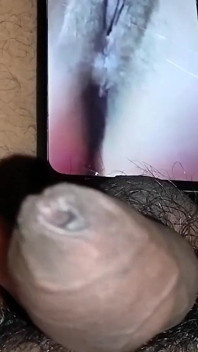 Pocta masturbace po zhlédnutí náhodné kundičky a prsou Desi nesestříhané černé thik dick masturbace