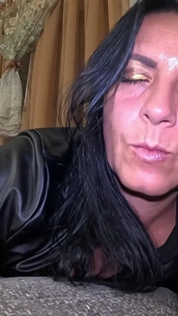 Mamă sexy supusă care fumează - masturbare, vorbe murdare și fetiș cu piele 304