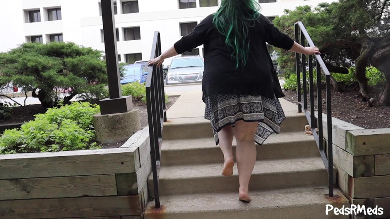 PedsRMeds: สาววัยใสไม่ใส่กางเกงในเท้าเปล่าในสวน