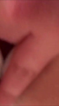 Ora sesso, masturbazione in una casa troia - 2 scene in 1