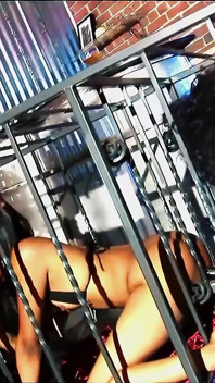 BDSM 케이지 쓰리섬 중 엉덩이에 거대한 흑인 자지를 따먹는 Justice