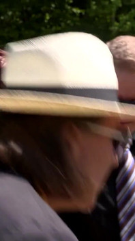 Scarlet Rose açık havada iki büyük yarağı emiyor ve sikiyor