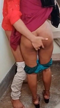 Desi em pé quente foda