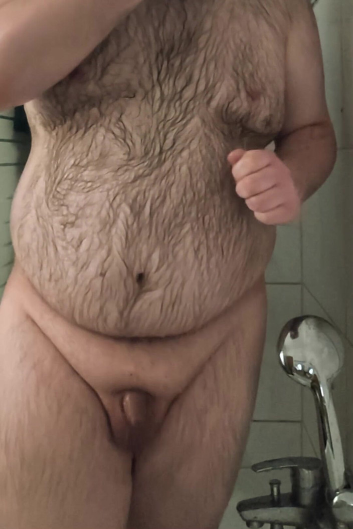 BearPup Akuma: 샤워하는 뚱뚱한 곰