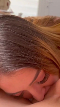 Blonďatá přírodní holka saje a šuká velkého čůráka na POV
