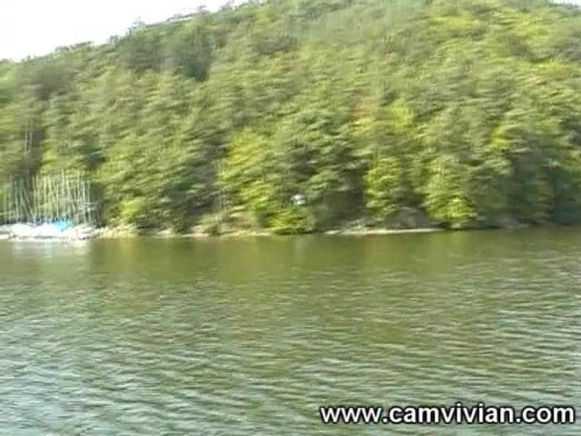 Camvivian: Раздвигаю мою мокрую киску на лодке