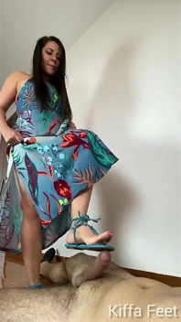 CBT 7 - Deusa Kiffa em Giantess Sexy Blue Schutz Sandals CBT e Ballbusting Ejaculação