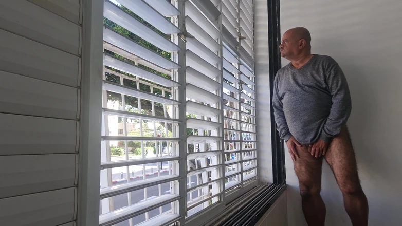 Ilovetobenaked: Tati fără fund, privind afară, excitându-se - și Eliberând