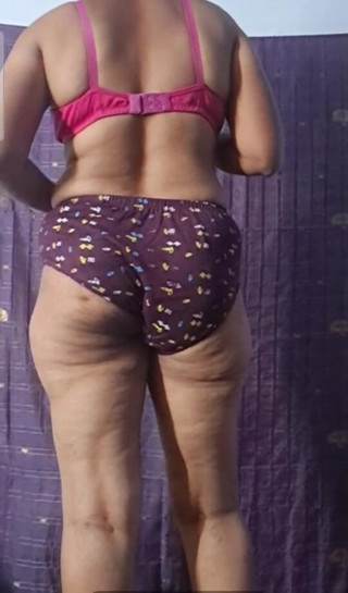 Jayaselvi: Hintli teyze çıplak şov