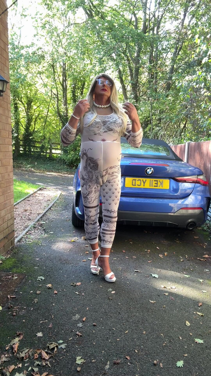 Kellycd2022: La sexy travestita kellycd2022 in sexy tuta bianca e tacchi