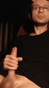 Hetero homem masturbando e gozando