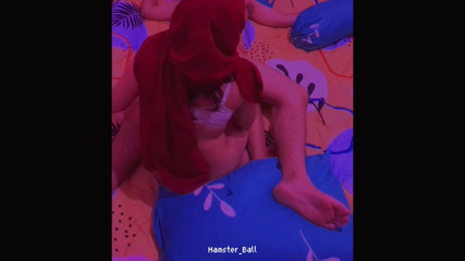 Hamster_Ball: Hijab merah malu untuk sepong kontol