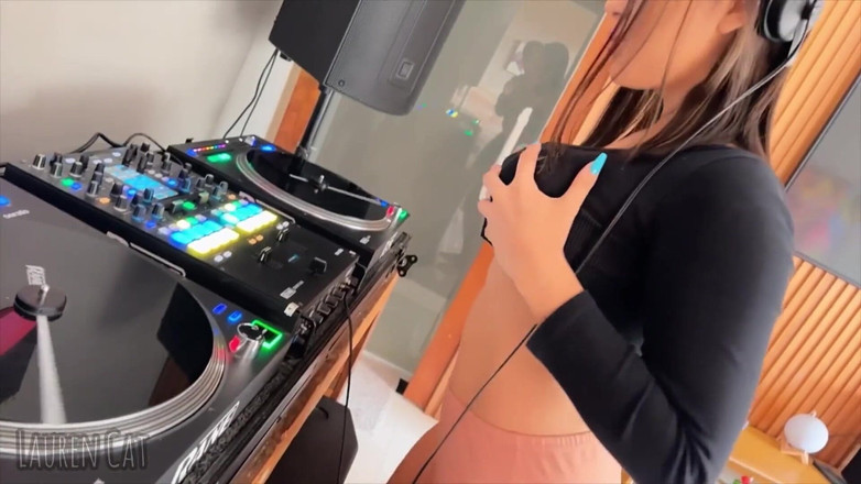 Lauren Cat: 그녀의 입에 정액을 빨아주는 Dj Lauren 핫한 섹스