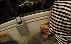 Funnyboy-Ger: Branlette et éjaculation crémeuse dans un driving-train