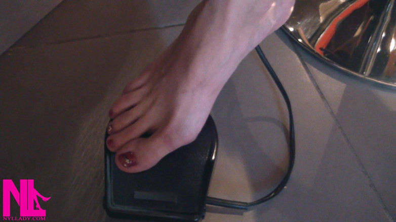 Nyllady: Me Sewing Barefoot on My Sewing Machine