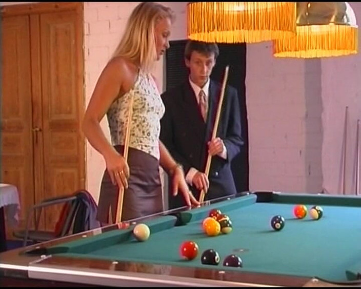Deutsche XXX Filme: Almanya'dan sarışın genç kız sıkı amcığını bilardo masasında siktiriyor