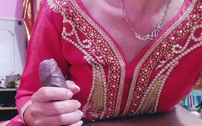 Bolly Karma: Tante sange ini pengen dientot habis-habisan sama kontol raksasa pria...