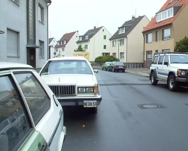 German amateur couples: 两个漂亮的德国小妞在厨房的桌子上分享一根装满的鸡巴