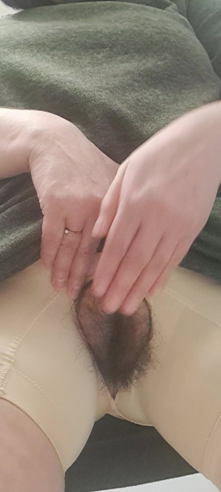 Mommy big hairy pussy: Mamma che tira fuori la sua figa grassa dal buco...