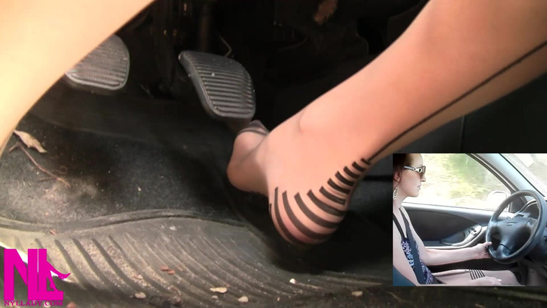 Nyllady: Sensual conducción y bombeo de pedal en fancy charmante pantimedias...