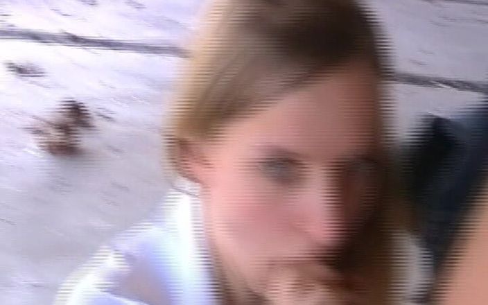 German amateur couples: Blond tysk slampa får sin fitta rockad offentligt