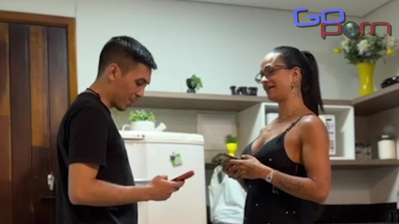 Go Porn: ifuck Repartidor Toma Polla Y Folla a Su Cliente