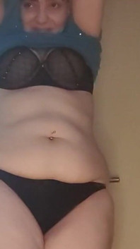 Angelie si spoglia per un fan