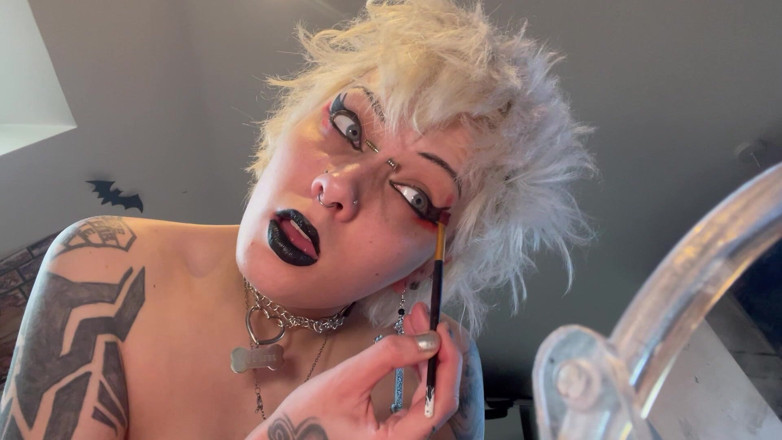 Glitterqueen1999: Готична дівчина glitterqueen1999 ігнорує вас, поки вона наносить свій макіяж, чорну помаду, фетиш помади ігнорують фетиш, приниження