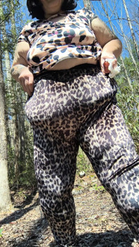 Cougar Drop Her Clothes and Yellow Piss Blows