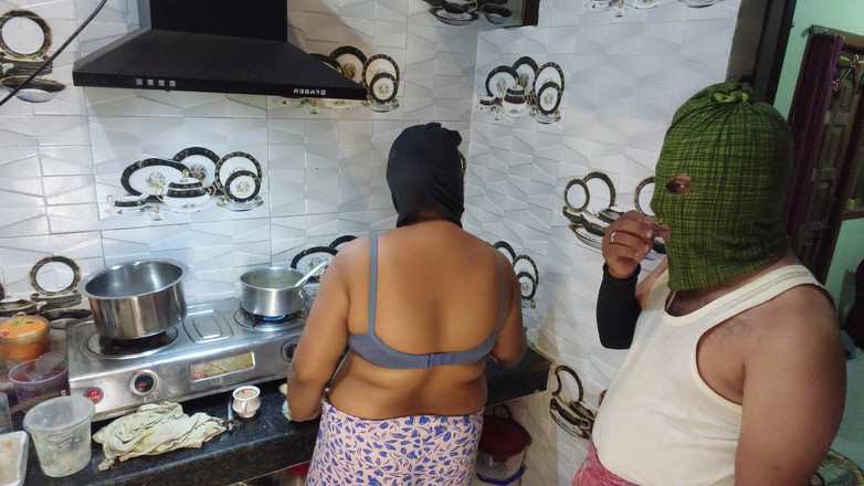 Hotty Mona: Indická nespokojená bhabhi tvrdý sex s Devarem v kuchyni